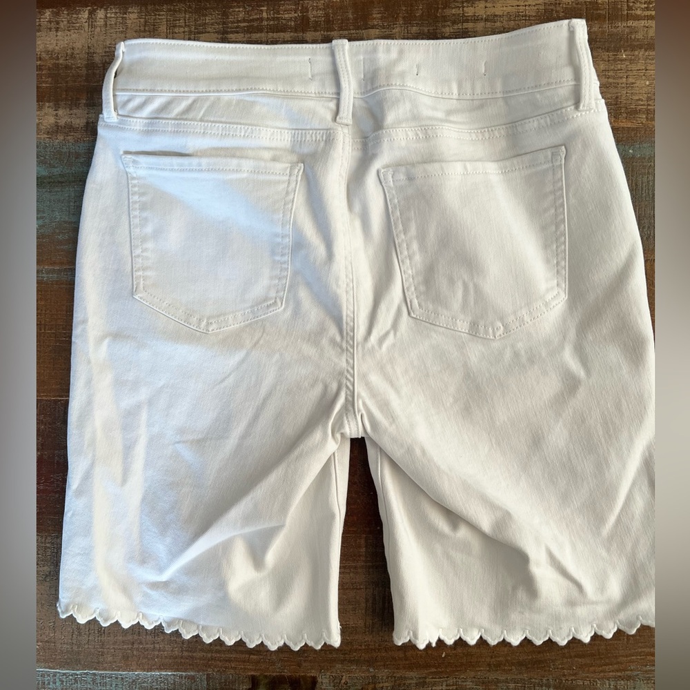 NYDJ Scallop hem Ella shorts 6 PERFECT - Picture 7 of 9